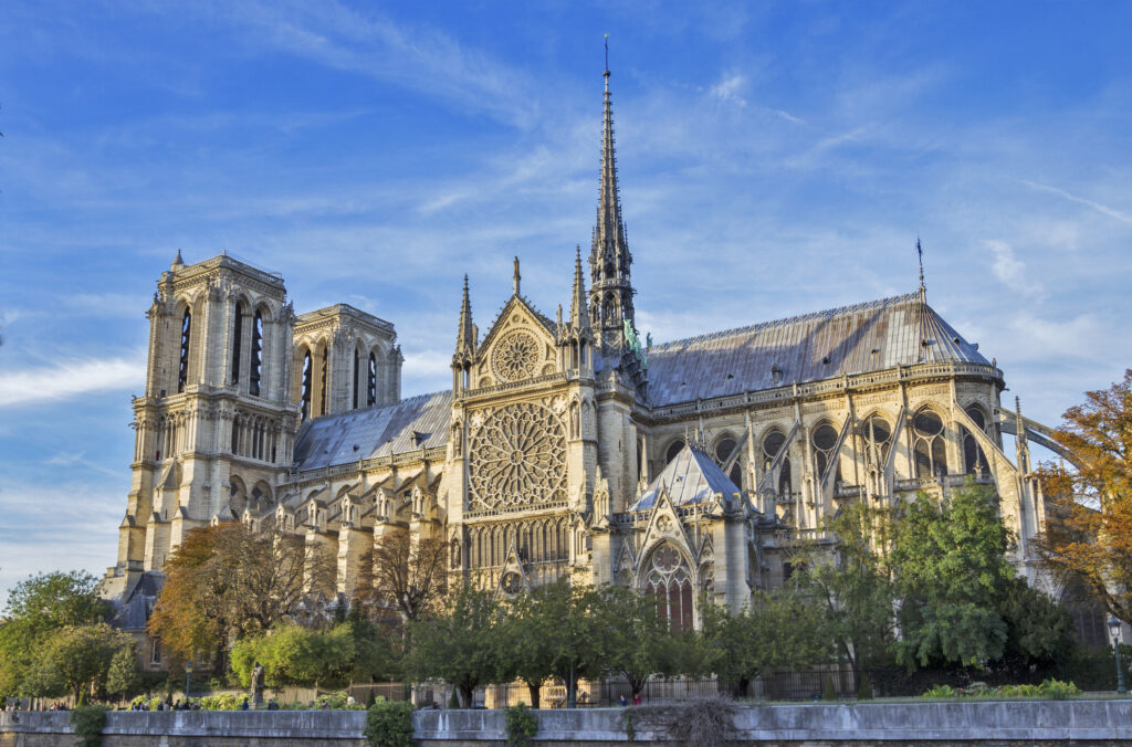 Gotik Sanat: Kökenleri, Gelişimi ve Sanat Eserlerinde Tanınması Notre Dame de Paris Fransa.gotik .sanat