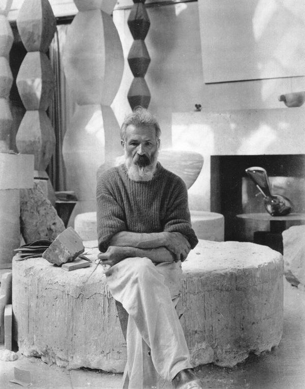 Constantin Brâncuși: Biçimin Ötesinde, Ruhun İçinde constantin brancusi atolyede