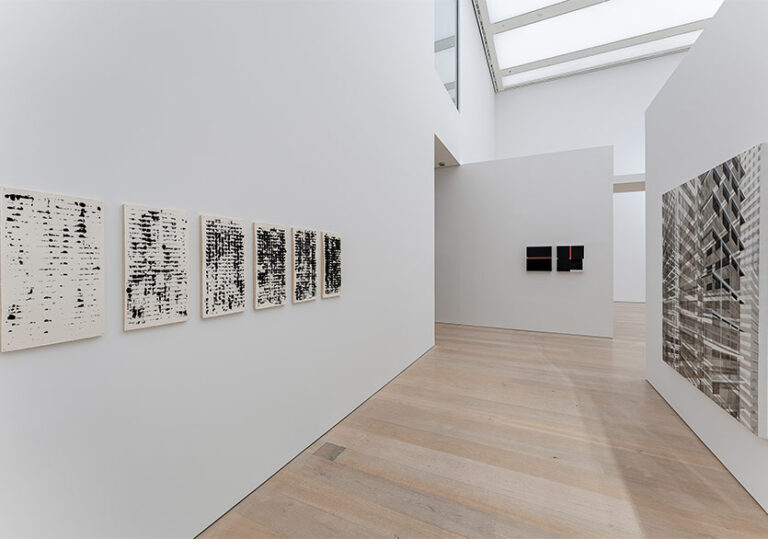 Fotoğraf: Zeynep Fırat 🎨 Kaynak: Nuri Kuzucan ve Galerist’in izniyle 🖼️ Alt metin: “All the Parts of a Painting” sergisinden bir yerleştirme görüntüsü
