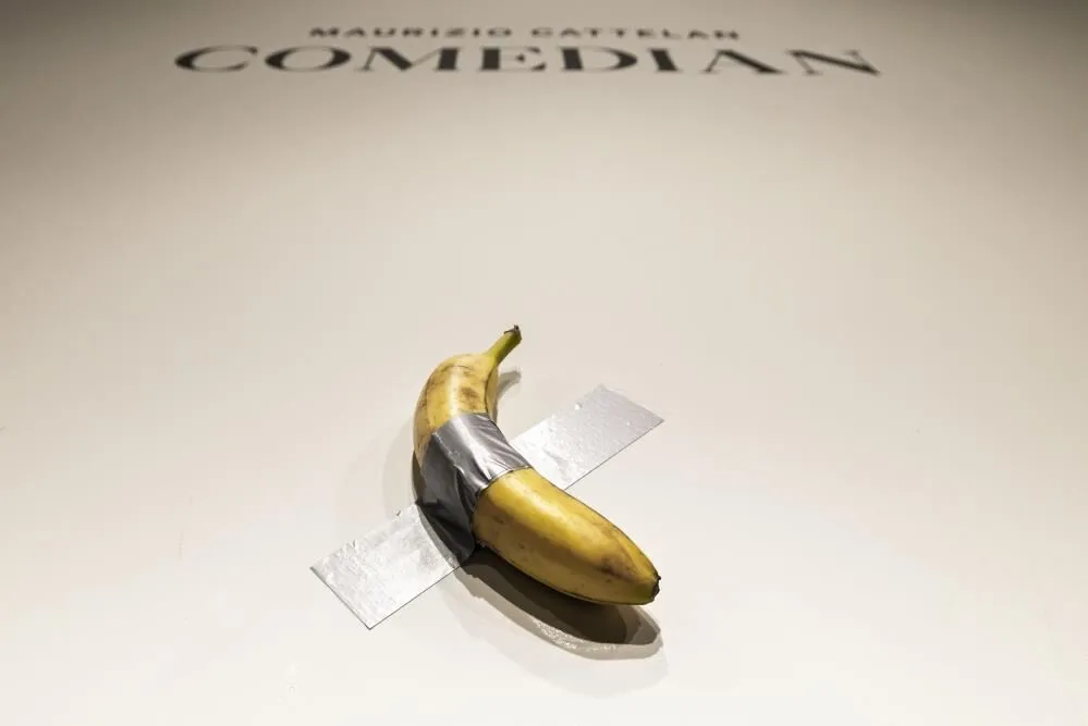   Maurizio Cattelan – "Comedian" (Muz ve Bant)
