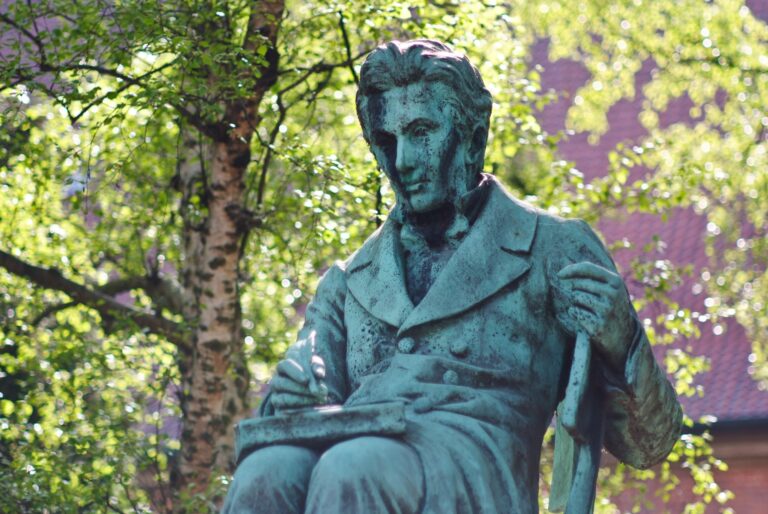 Absürde İman Nedir? Kierkegaard’da Etik, İnanç ve Tanrı Karşısındaki Birey Absürde İman Nedir? Kierkegaard’da Etik, İnanç ve Tanrı Karşısındaki Birey
