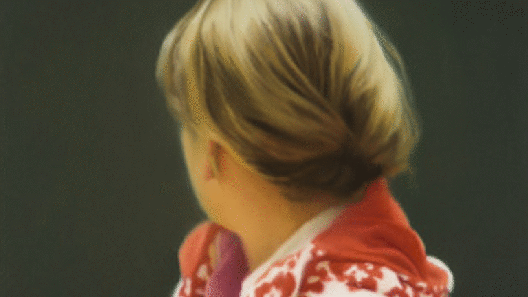 Gerhard Richter – Betty (1988): Geriye Dönük Bakışın Estetiği Gerhard Richter’ın 1988 yılında yaptığı ‘Betty’ adlı bu tuval üzerine yağlı boya eseridir
