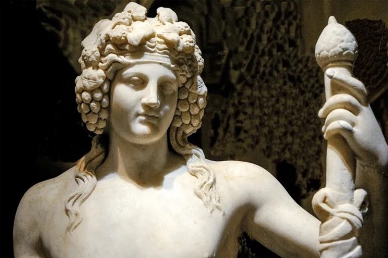 Dionysos, MS 1. yüzyıla ait mermer bir heykelde üzümlerle taçlandırılmış.