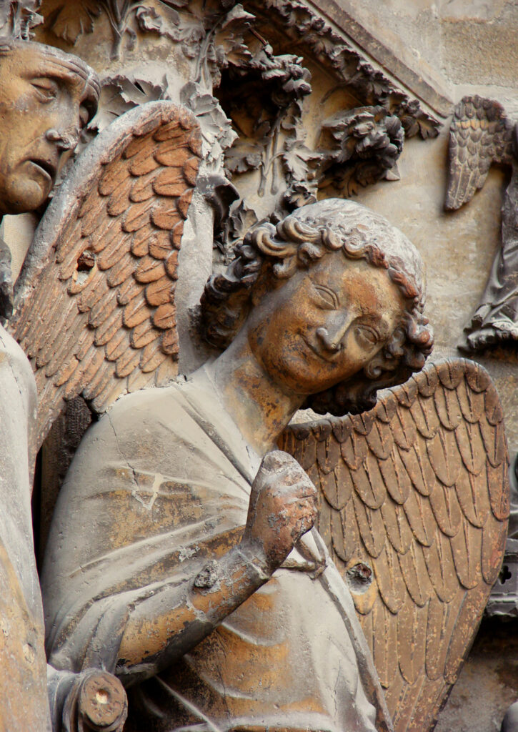 Reims Katedrali – Güleryüzlü Melek (L’Ange au Sourire): Gotik İfade Biçiminde Dönüm Noktası Ange au sourire