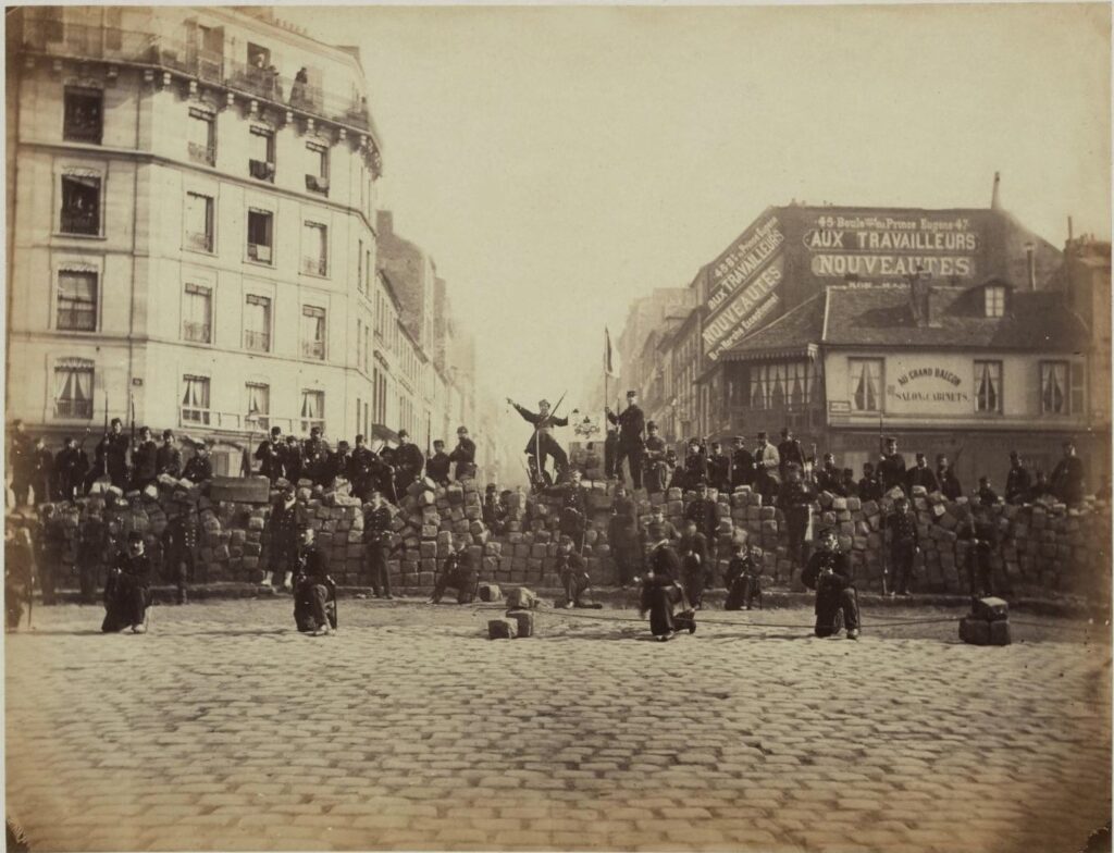 Français : Barricade de la Chaussée Ménilmontant, le 18 Mart 1871, Paris Komünü'nün kolyesi.
18 Mart 1871'de Paris Komünü'nde bir barikat
https://commons.wikimedia.org/wiki/File:Barricade18March1871.jpg