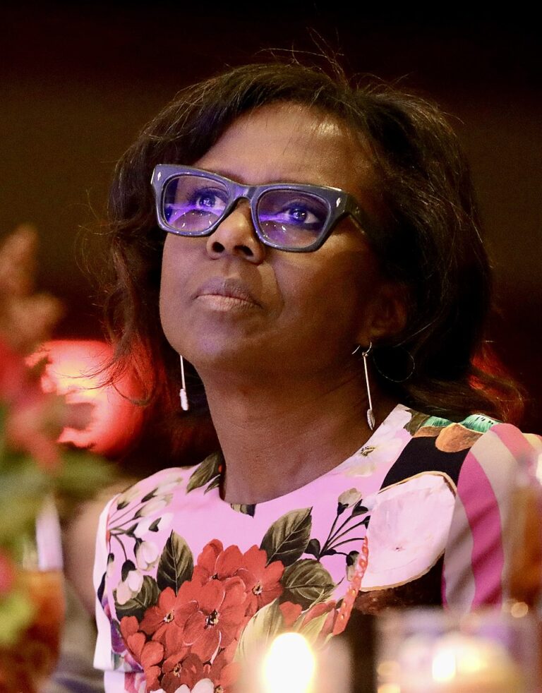 Deborah Roberts – Parçalanmış Kimliğin Görsel Montajı Deborah Roberts 51912695624 cropped