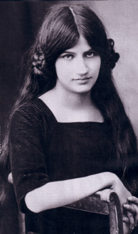 Jeanne Hébuterne (1898–1920), Fransız sanatçı
Yaklaşık 1916 yılında çekilmiş bu fotoğraf, Amedeo Modigliani’nin sevgilisi ve ilham kaynağı olan Jeanne Hébuterne’i otururken gösteriyor. Kaynak: Galerie André Roussard, Montmartre.
Kaynak: https://commons.wikimedia.org/wiki/File:Jeanne_
Hebuterne_seated.jpg