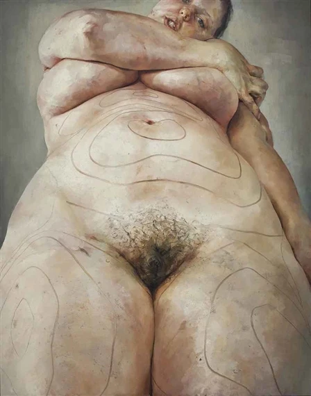 Jenny Saville / 1. Plan (1993)
Kadın bedenine cerrahi çizimler yapılmış gibi görünür. Estetik müdahale, medikal bakış ve görsel şiddet aynı anda işlenmiştir.
Jenny Saville, Plan, 1993. Kadın bedeninin yüzeyinde mühendislik izleri: estetik ve tıbbi şiddetin birleşim noktası.