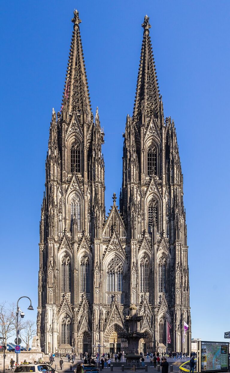 Köln Katedrali – Gotik Mimari’nin Kuzey Avrupa’daki Görkemli Zirvesi Köln Katedrali – Gotik Mimari’nin Kuzey Avrupa’daki Görkemli Zirvesi Kolner Dom Westfassade 2022 ohne Gerust 0968