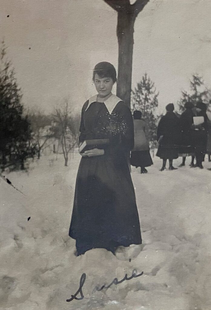 Mary Sully – Yerli Modernizmin Sessiz Devrimi Mary Sully born Susan Mabel Deloria at All Saints School circa 1912