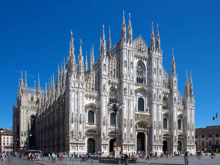 Milano Katedrali (Duomo di Milano): Geç Gotik’ten Modernliğe Uzanan Taş Bir Dantel Milan Cathedral from Piazza del Duomo