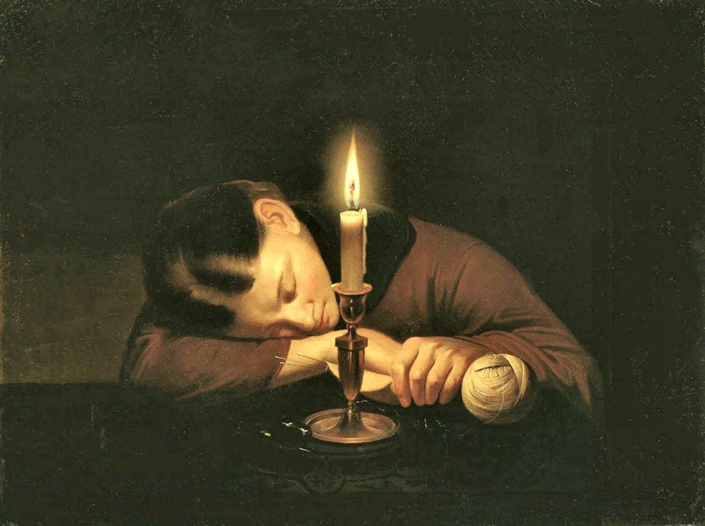 Peter Petrovich Zabolotsky, Fallen Asleep, 19. yüzyıl sonu. Başını masaya yaslamış bir kız figürü, yanan bir mumun ışığında uyuyakalır. Arka plan tamamen karanlıkken, figür yalnızca mum ışığında görünür. Resim, uyku ve temsilin sınırında duran figürün sessizliğini işler. Kaynak: https://commons.wikimedia.org/wiki/File:Usnula_(Zabolotskiy).jpg–
Public domain eserden görsel çözümleme