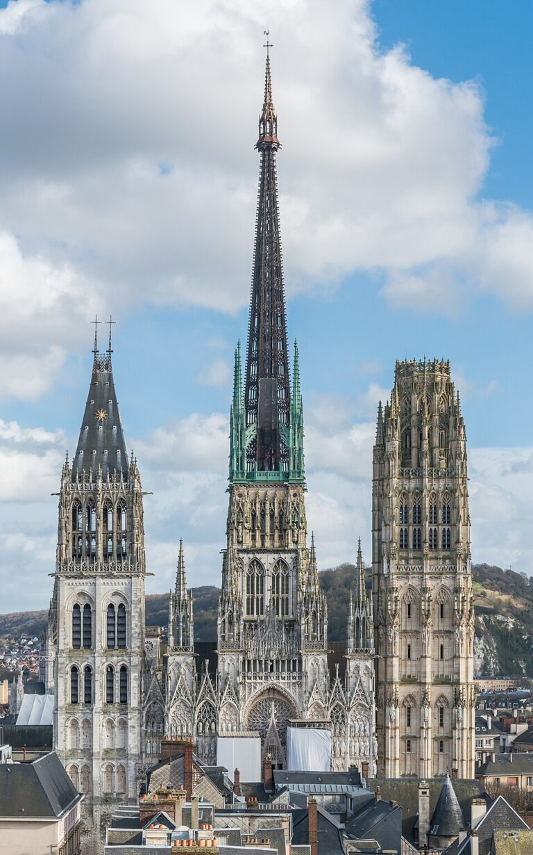 Rouen Katedrali – Monet’nin Resmettiği, Işıkla Değişen Gotik Başyapıt Rouen Cathedral as seen from Gros Horloge 140215 4