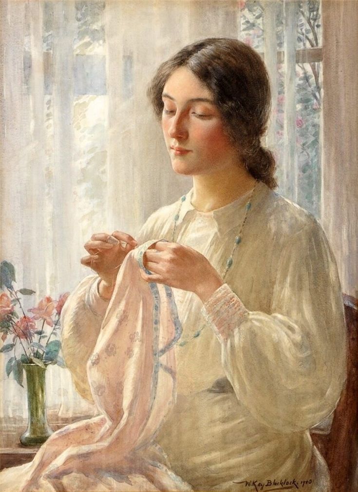 William Kay Blacklock (1872–1924), By the Window – A Portrait of the Artist’s Wife Nellie Sewing
Pencere Kenarında – Sanatçının Eşi Nellie Dikiş Dikerken”
Dingin bir iç mekânda, sabah ışığında dikiş diken Nellie figürü, sessizlik ve gündelik emeğin estetik temsili olarak öne çıkar. Kadın yalnızca çalışan değil, düşünen bir özne hâlindedir.