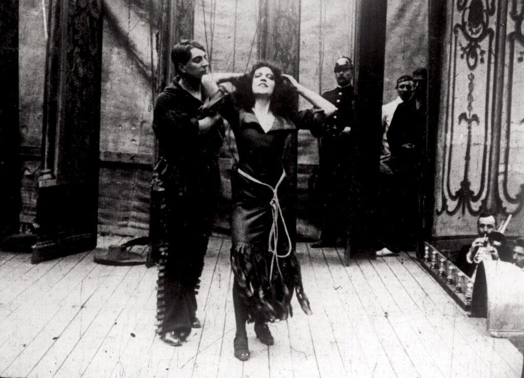 Danimarka yapımı Afgrunden filminden bir kare 
.Kaynak: https://commons.wikimedia.org/wiki/File:Afgrunden_still.jpg