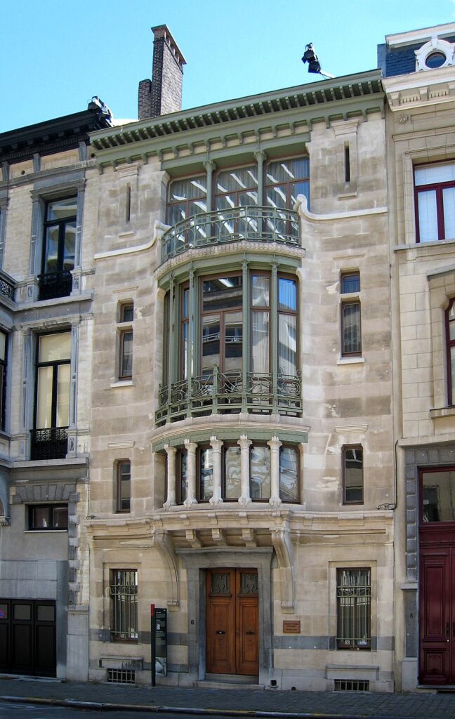 Art Nouveau, doğanın kıvrımlı hatlarını ve dekoratif zarafeti gündelik hayata taşıdı. Mucha, Klimt, Gaudí ve Horta bu akımın en parlak temsilcileriydi.
Eser: Hôtel Tassel
Sanatçı: Victor Horta - Tarih: 1893–1894
Konum: Brüksel, Belçika
Kaynak: Wikipedia Lisans: Public Domain
