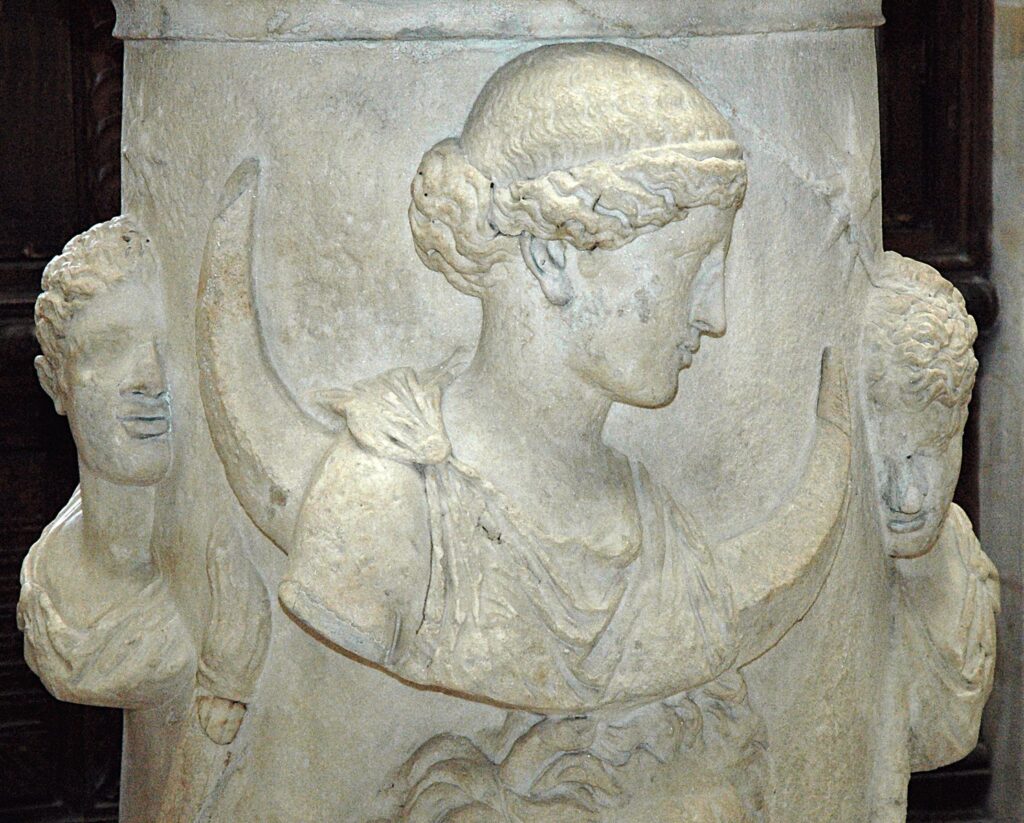 Ay tanrıçası Selene veya Luna, Dioscuri veya Phosphoros (Sabah Yıldızı) ve Hesperos (Akşam Yıldızı) eşliğinde. Mermer sunak, Roma sanatı, MS 2. yüzyıl. İtalya'dan.
Kaynak: https://commons.wikimedia.org/wiki/File:Altar_Selene_Louvre_Ma508.jpg