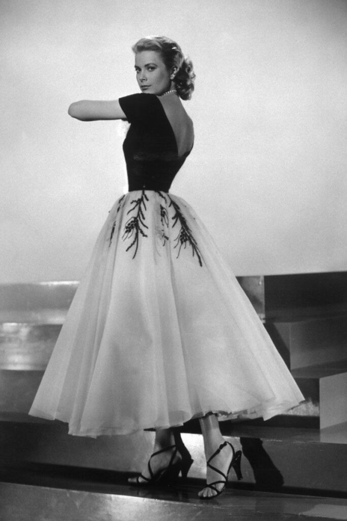 Jeff'in gündelik kıyafetlerle zor zamanlar geçirebileceğini hayal bile edemediği Lisa Fremont rolünde Grace Kelly.
Kaynak: https://commons.wikimedia.org/wik
i/File:Grace_Kelly_Rear_Window_promo.jpg