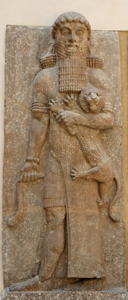 Gılgamış'ın şu an Louvre Müzesinde sergilenen, esasen Dur-Şarrukin'de bulunmuş olan Asur saray kabartmasında sol kolunda bir aslan ve sağ elinde bir yılan tutarak "Hayvanların Efendisi" şeklinde betimlenen olası temsili.
Kaynak: https://tr.wikipedia.org
