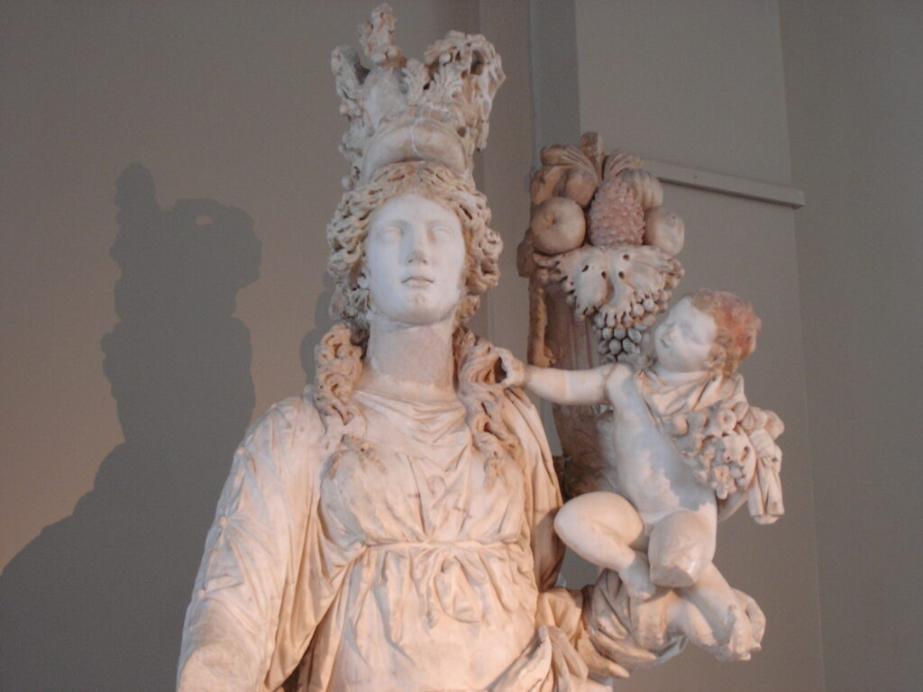 MS 2. yüzyıldan kalma, kucağında bebek Plutus'u tutan tanrıça Tyche'yi tasvir eden çok renkli mermer heykel. İstanbul Arkeoloji Müzesi
Kaynak: https://commons.wikimedia.org/
