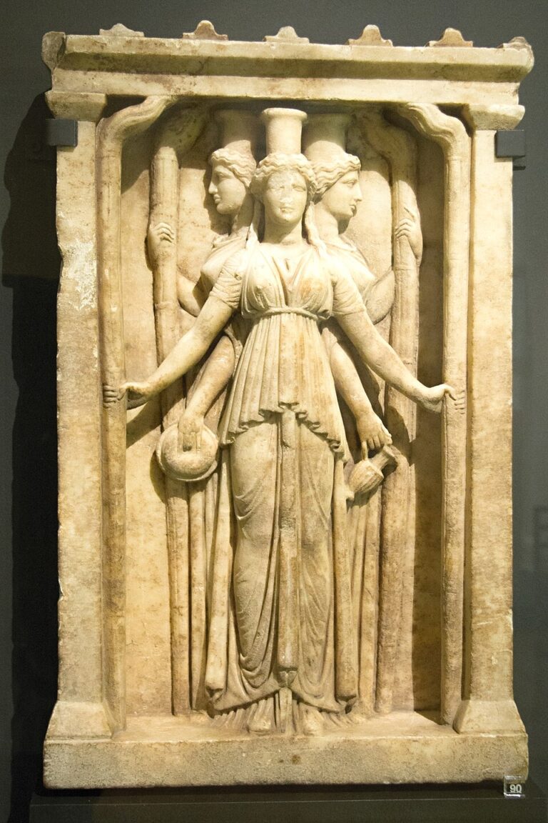 Hekate – Büyünün, Gece ve Kavşakların Tanrıçası