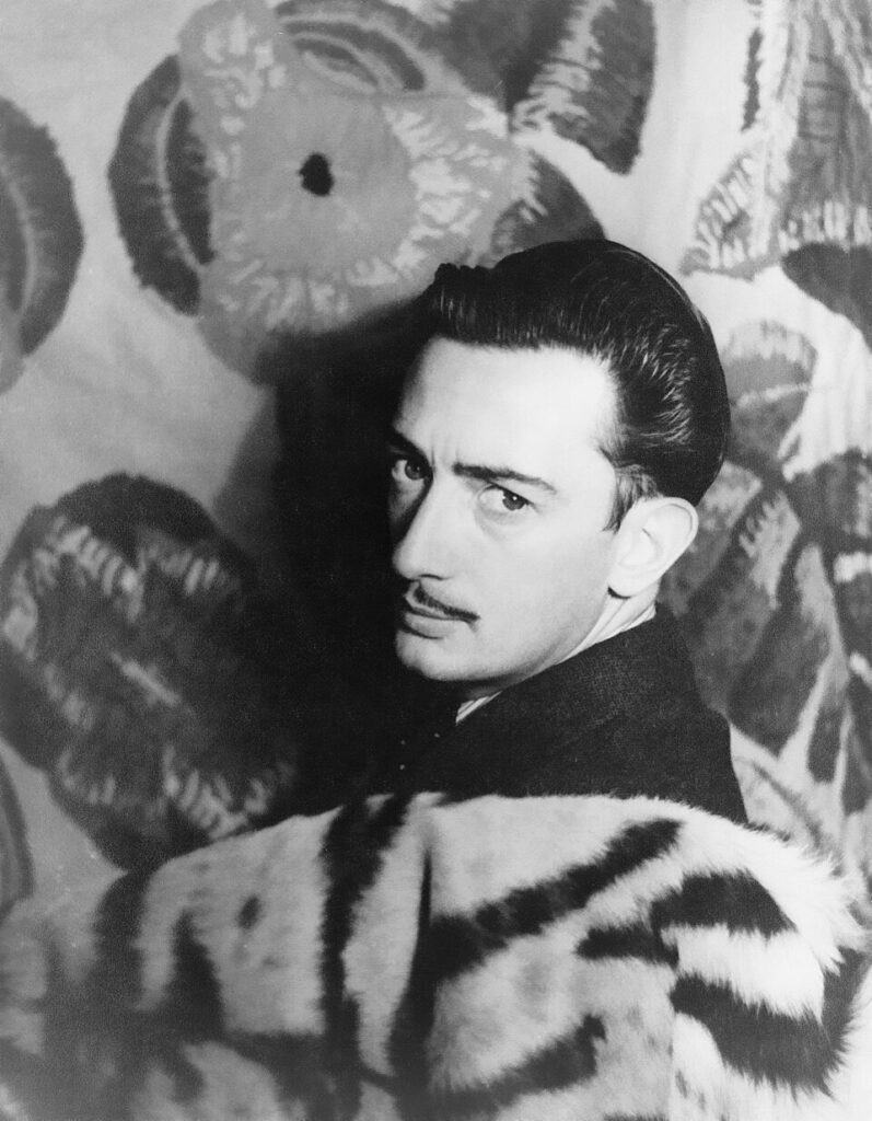 Salvador Dalí 1939
Kaynak:
https://commons.wikimedia.org/wiki/
File:Salvador_Dal%C3%AD_1939.jpg