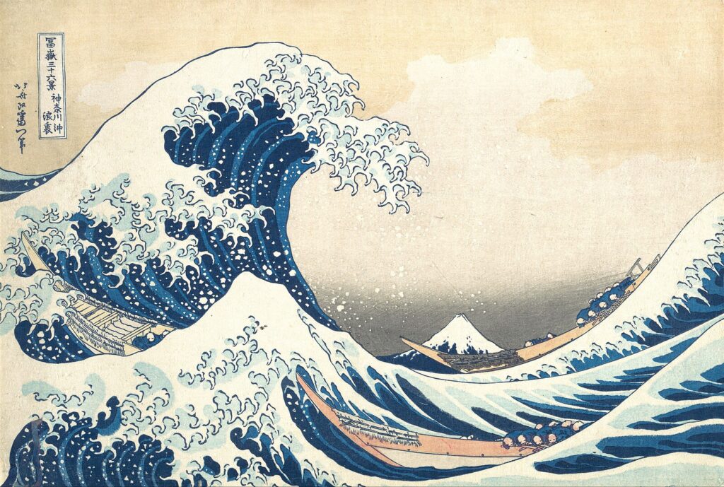 Katsushika Hokusai’nin The Great Wave off Kanagawa (Kanagawa’daki Büyük Dalga, 1831) baskısı, dev dalganın altında mücadele eden tekneler ve uzaktaki Fuji Dağı ile doğanın görkemini ve insanın kırılganlığını aynı kompozisyonda birleştirir.
Kaynak: https://en.wikipedia.org/wiki/File:Tsunami_by_hokusai_19th_century.jpg
