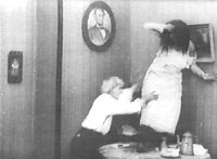 Grant Gorman ve 
Evelyn Preer'in başrollerini paylaştığı 1920 
Oscar Micheaux filmi 
Within Our Gates'ten bir kare
Kaynak: Public Domain, https://commons.wikimedia.org/w/index.php?curid=151214995