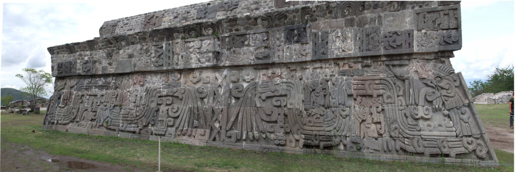Xochicalco'daki Tüylü Yılan Tapınağı, tamamen zoomorfik tüylü bir yılanla süslenmiştir.
Kaynak: https://commons.wikimedia.org/wiki/File:Xochicalco_Serpiente_Emplumada_GR.jpg