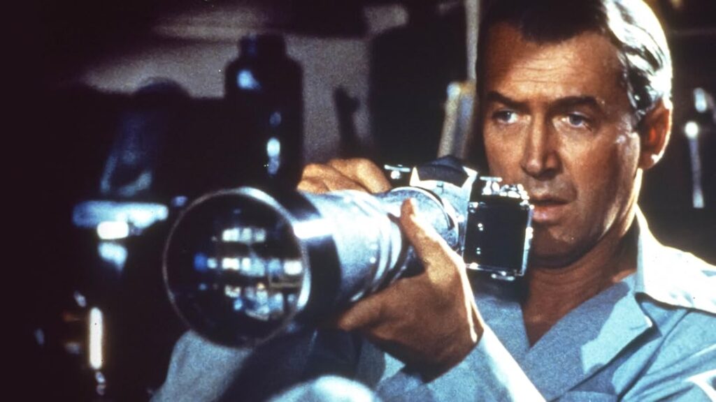 Bakışın Hapishanesi: Hitchcock’un Arka Pencere Filminde Bir Sahne