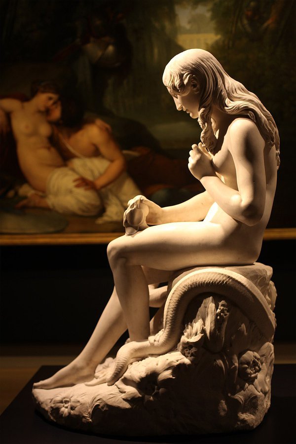 Innocenzo Fraccaroli’nin Eva prima del peccato (1842) adlı heykeli, Havva’nın düşüşten önceki içsel çatışmasını betimler. Zarif mermer işçiliğiyle doğa, masumiyet ve günah arasındaki sınırı estetik bir dengeyle sunar.
Innocenzo Fraccaroli (1805-1881) Düşüş Öncesi Arife (1842) sol taraftan görünüm; Kasım 2018'de Milano'daki Galleria d'Italia'da "Romantizm" sergisinde fotoğraflandı Tarih
24 Kasım 2018, 14:10:44 Kaynak Kendi çalışmam Yazar Paolobon140
Kaynak: https://it.m.wikipedia.org/wiki/