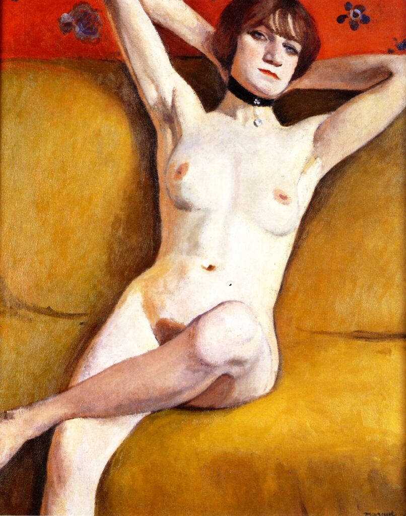 Albert Marquet’in Divan Üzerinde Nü (1912) tablosu, Fovizm’in yalın estetiğini ve modern kadın figürünün özgüvenli duruşunu sarı divan, kırmızı fon ve siyah kurdeleyle öne çıkarır.
Kaynak: https://commons.wikimedia.org/wiki/
File:Nude_on_a_Divan_Albert_Marquet_(1912).jpg