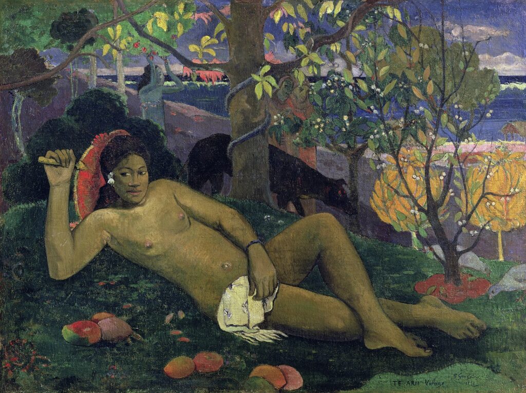 Gauguin’in “Kralın Karısı” (1896) tablosu, Tahiti’deki egzotik yaşamı ve kadın figürünü Batı sanat geleneğiyle birleştirir. Çıplak kadın, doğa ve sembollerle çevrelenerek hem arzu nesnesi hem de kültürel bir imge haline gelir.
Kaynak: https://commons.wikimedia.org/wiki
/File:Gauguin_La_donna_dei_manghi.jpg