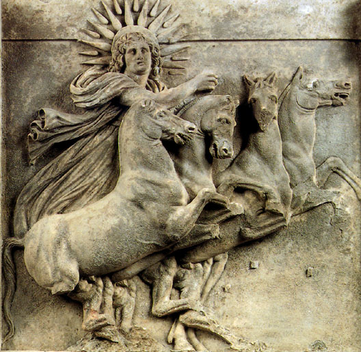 İlion (Truva) Athena Tapınağı’ndan Helios kabartması, Pergamonmuseum, Berlin. Dört atlı güneş arabası, ışın tacı ve rüzgârla savrulan pelerin; Phaethon düşüşü sahnelerinde tekrarlanan kalıp öğelerin antik kaynağını gösterir.
Kaynak: https://commons.wikimedia.org/wiki/File:Ilion---metopa.jpg