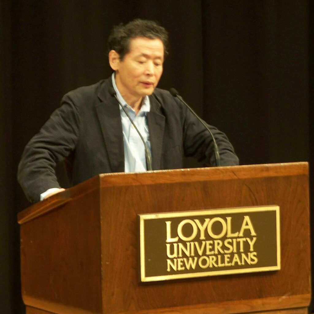 Kōjin Karatani, Loyola University New Orleans’ta bir konuşma sırasında (24 Nisan 2008). Fotoğraf: NawlinWiki – CC BY-SA 3.0.
Kaynak: https://commons.wikimedia.org/wiki/File:Kojinkaratani.jpg