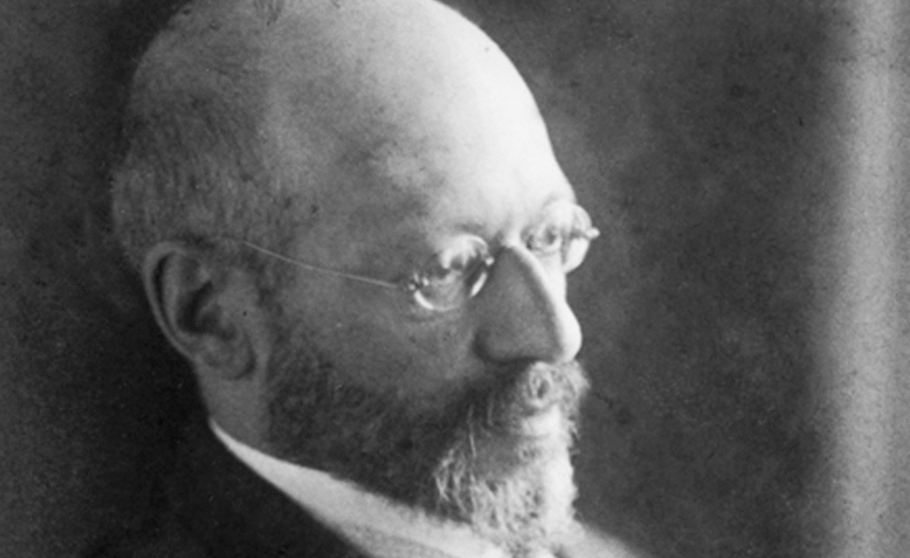 Georg Simmel’in biçim–içerik ayrımı, dyad–triad, ‘yabancı’, giz ve sosyabilite kavramlarıyla modern hayatı okuyan kapsamlı bir giriş makalesi.
Kaynak: By http://germanhistorydocs.ghi-dc.org/sub_image.cfm?image_id=1669, Public Domain, https://commons.wikimedia.org/w/index.php?curid=3344537
