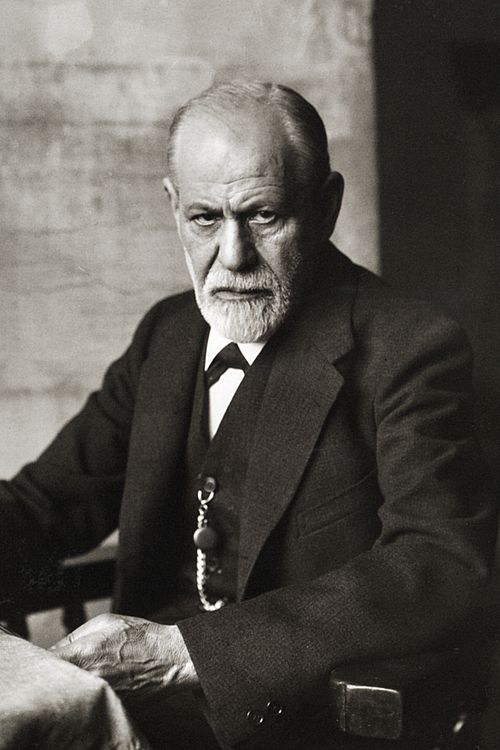 Freud’un psikoanalizini akıcı bir dille keşfedin: haz ve gerçeklik ilkesi, id–ego–süperego, rüya yorumu, savunmalar, gelişim evreleri ve “Uygarlığın Huzursuzluğu”.
Kaynak: https://tr.m.wikipedia.org/
wiki/Dosya:Sigmund_Freud_1926.jpg