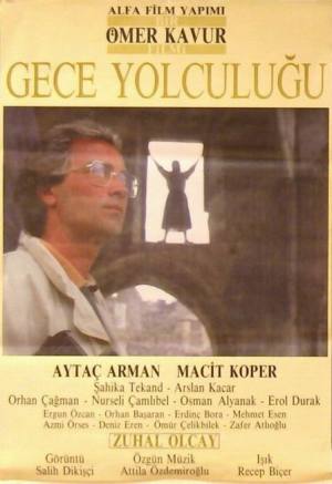 Farlar keser, neon titrer; Gece Yolculuğu, yolu bakışın ölçüsüne çevirir.
Kaynak: https://tr.wikipedia.org/wiki/
Dosya:Gece_Yolculu%C4%9Fu_Film_Afi%C5%9Fi.jpg