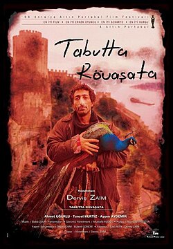 Isı arar, iz bırakmaz; Tabutta Rövaşata, kente ahlâkı hızdan değil ölçüden ister.
Kaynak: https://tr.wikipedia.org/wiki
/Tabutta_R%C3%B6va%C5%9Fata