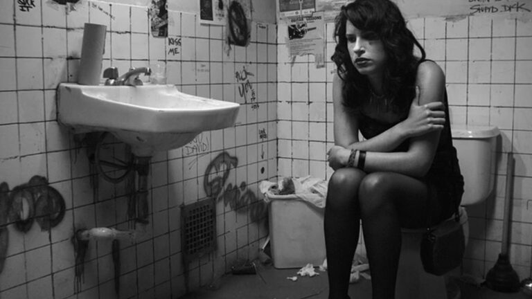 Makûl Davranış / Appropriate Behavior — Desiree Akhavan (2014)