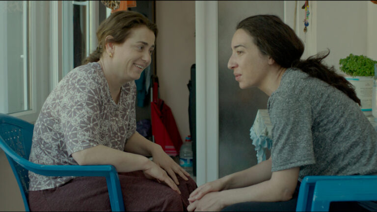 Toz Bezi / Dust Cloth — Ahu Öztürk (Türkiye, 2015) Ahu Öztürk. Ülke: Türkiye. Yıl: 2015. Tür: Drama.