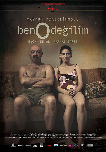 Tayfun Pirselimoğlu’nun Ben O Değilim filminde düğün fotoğrafı, benzerlik, başkasının hayatı, kapalı ev içi, kimlik kayması ve varoluşsal yabancılaşma atmosferi.