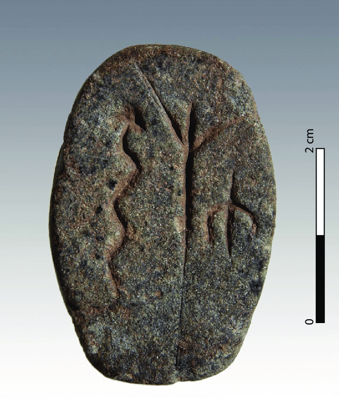 Göbekli Tepe küçük taş levhası, yaklaşık MÖ 10. binyıl, Şanlıurfa.
Yılan, insan ve kuş figürleri; aşağı, orta ve yukarı düzlemlerini bir araya getiren erken bir sembolik düzen olarak okunabilir